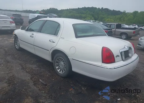 2002 Lincoln Town Car Sig. Prem./Signature from USA, damaged, VIN 1LNHM82W12Y656800